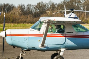 High Wycombe, İngiltere - Mart 2019: Wycombe Air Park'ta taksicilik yapıyor olan Cessna Aerobat hafif eğitmen uçağının yakın çekimi.
