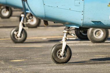 High Wycombe, İngiltere - Mart 2019: Wycombe Air Park'ta cessna Aerobat hafif eğitmen uçağının burun tekerleğinin yakından görünümü.