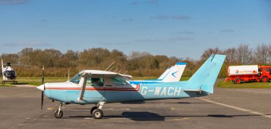 High Wycombe, İngiltere - Mart 2019: Cessna Aerobat hafif eğitmen uçağı Wycombe Air Park'ta uçakta ki kişilerle.
