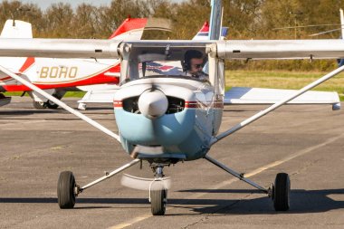 High Wycombe, İngiltere - Mart 2019: Pilot ile Cessna Aerobat hafif eğitmen uçak wycombe Air Park taksi yaparken etrafında kontrol.