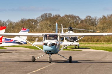 High Wycombe, İngiltere - Mart 2019: Pilot ile Cessna Aerobat hafif eğitmen uçak Wycombe Air Park'ta bir başparmak kadar işareti veren.