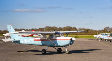 High Wycombe, İngiltere - Mart 2019: Cessna Aerobat hafif eğitmen uçağı Wycombe Air Park'ta taksicilik yapıyor.
