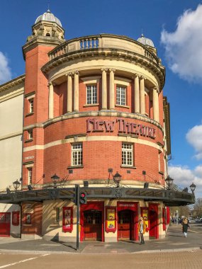 Cardiff, Galler - Mart 2019: Cardiff şehir merkezindeki tarihi Yeni Tiyatro'nun yuvarlak cephesi.