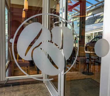 Bridgend, Galler - Mart 2019: Bridgend'deki Mcarthur Glen outlet alışveriş merkezindeki kahve dükkanının penceresinde Costa Coffee zincirinin logosu.