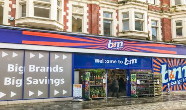 Pontypridd, Galler - Nisan 2019: Pontypridd şehir merkezindeki B&M Bargains mağazasının dış cephesi.