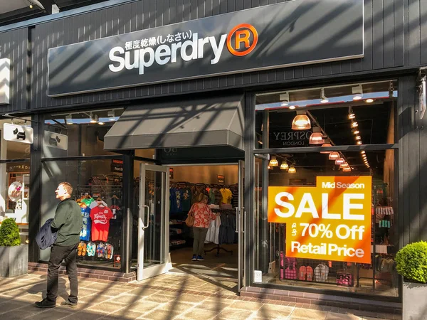 ブリッジンド ウェールズ 2019年3月 買い物客がブリッジンドのマッカーサー グレン アウトレット ショッピングモールでスーパードライの支店を通り過ぎる — ストック写真