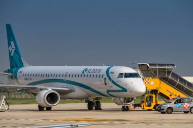 Verona, İtalya - Eylül 2018: Air Dolomiti Embraer jeti Verona havaalanında