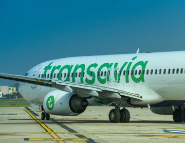 Verona, İtalya - Eylül 2018: Transavia Boeing 737, Verona Havaalanı'nda kalkış için taksiye biniyor