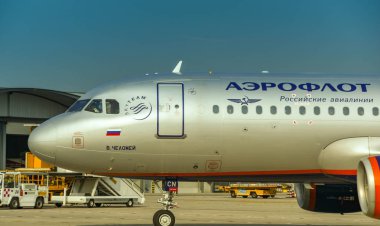 Verona, İtalya - Eylül 2018: Aeroflot Airbus A320 jeti Verona havaalanına indikten sonra terminale doğru taksiye biniyor.