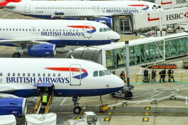 Londra Gatwick Havaalanı, İngiltere - Nisan 2019: Gatwick Havaalanı'nın Güney terminal binasında British Airways jetinden inen yolcular