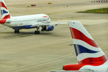 Kuyruk yüzgeci ve British Airways jet taksi