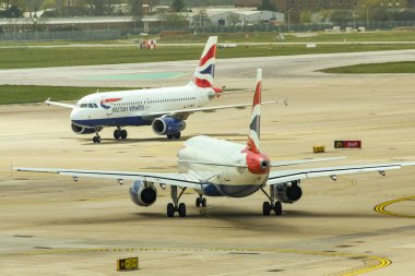 British Airways jetleri geliyor ve kalkıyor