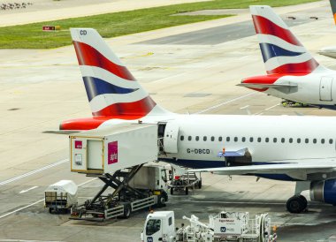Bir British Airways jetiçine catering yükleme