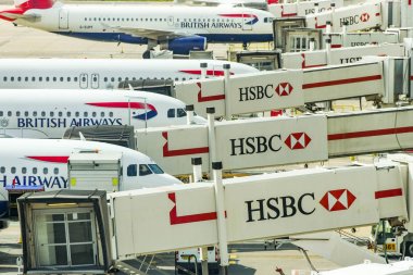 British Airways uçakları ve Gatwick'teki hava köprülerinde Hsbc tabelaları 