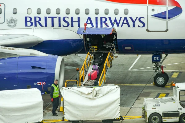 Εκφόρτωση αποσκευών από αεροπλάνο της British Airways — Φωτογραφία Αρχείου