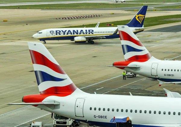 British Airyways och Ryanair Planes — Stockfoto