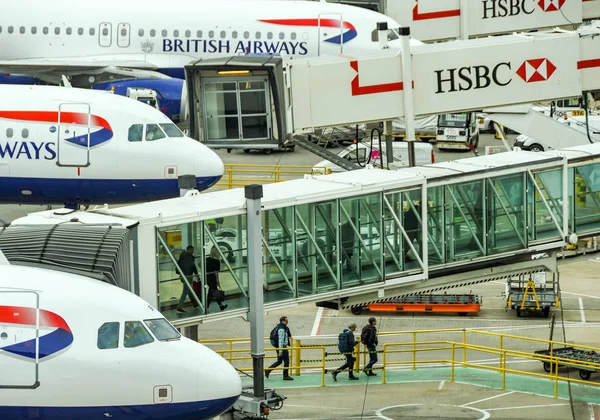 Passagiers die een vliegtuig van British Airways verlaten — Stockfoto