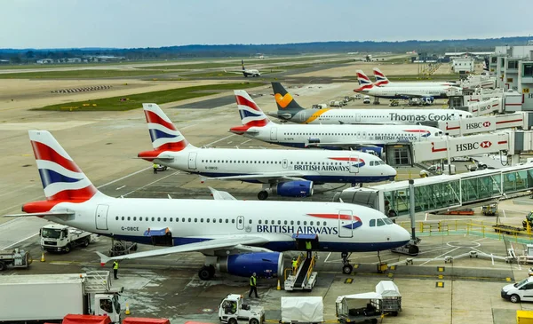 British Airways flygplan på Gatwick Airport ' s South Terminal — Stockfoto