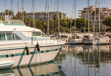 Cannes'da bir limanda tekneler,