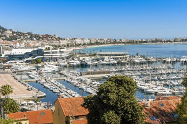 Cannes'daki limana bakan manzara