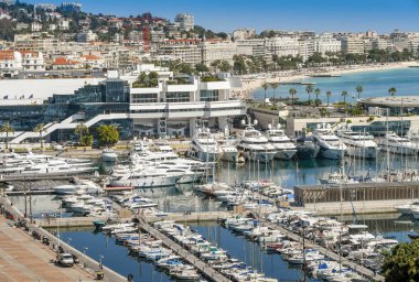 Cannes'daki limana bakan manzara