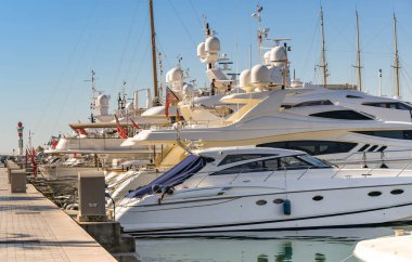 Cannes limanında süper yatlar