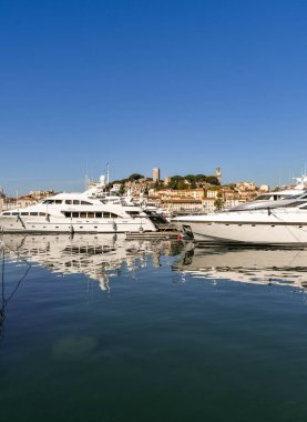 Cannes limanında süper yatlar