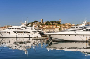 Cannes limanında süper yatlar