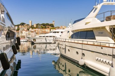 Cannes limanında süper yatlar