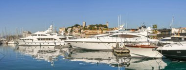 Cannes limanında süper yatlar