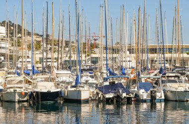 Cannes marinada yelkenli tekneler