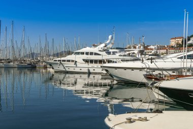 Cannes limanında süper yatlar