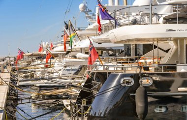 Cannes limanında süper yatlar