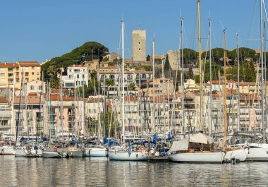 Cannes limanında yelkenli yatlar,