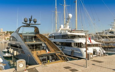 Cannes limanında süper yatlar