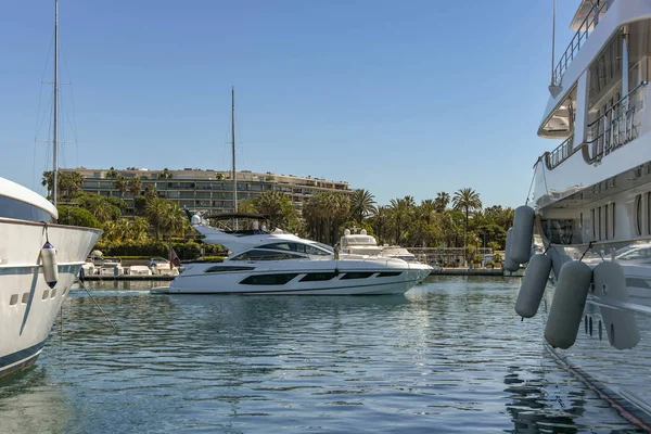 Croiseur automobile de luxe dans un port de Cannes , — Photo