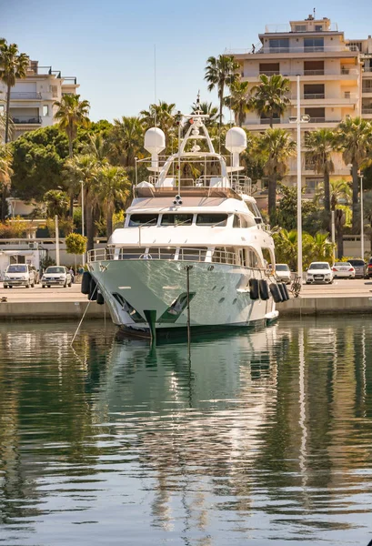 Croiseur motorisé dans un port de Cannes , — Photo