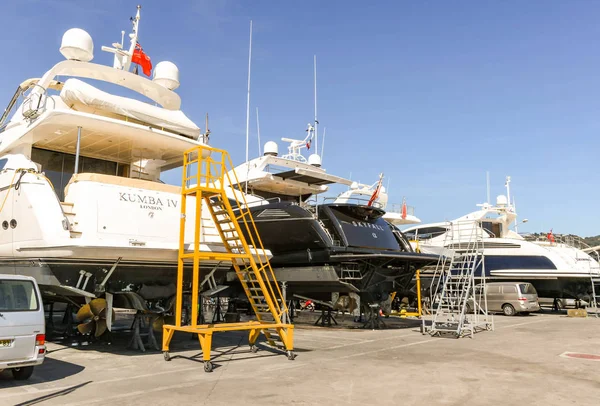 Chantier naval à Cannes avec superyachts — Photo