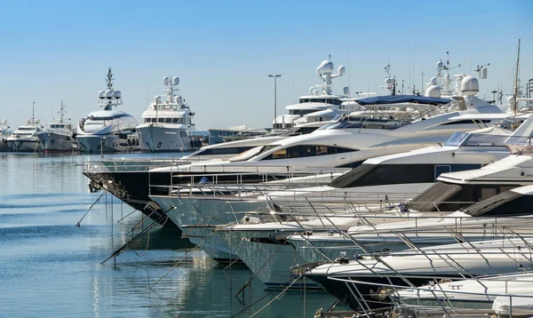 Superyates alineados en el puerto de Cannes — Foto de Stock