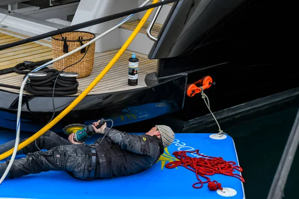 Personne polissant un superyacht avec un outil électrique — Photo