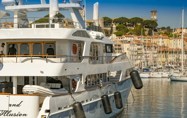 Superyacht i Cannes hamn — Stockfoto