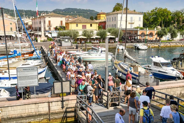 Bardolino Lake Garda Italia Septiembre 2018 Gente Espera Subir Ferry — Foto de Stock