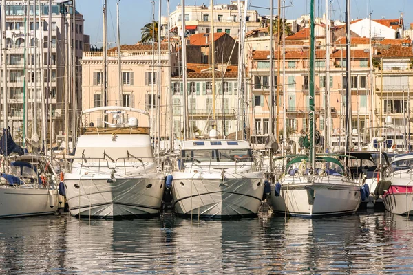 Superyates alineados en el puerto de Cannes — Foto de Stock