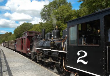 Merthyr Tydfil, Galler, İngiltere - Ağustos 2017: Galler'deki Merthyr Tydfil'in hemen dışındaki bir istasyonda dar göstergebre Brecon Mountain demiryolunda buhar motoru