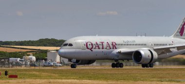 Cardiff Wales Airport, Wales - Temmuz 2018: Doha'dan Cardiff Wales Havaalanı'na gelen Katar Boeing 787 Dreamliner
