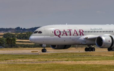 Cardiff Wales Airport, Wales - Temmuz 2018: Doha'dan Cardiff Wales Havaalanı'na gelen Katar Boeing 787 Dreamliner