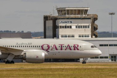 Cardiff Wales Airport, Wales - Temmuz 2018: Doha'dan Cardiff Wales Havaalanı'na gelen Katar Boeing 787 Dreamliner