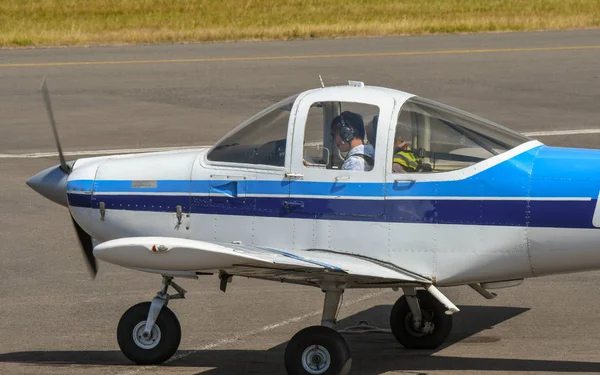 Cardiff Wales Airport Wales Julho 2018 Pessoa Pequeno Avião Leve — Fotografia de Stock