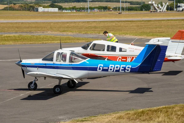 カーディフ ウェールズ空港 2018年7月 カーディフ ウェールズ空港に固定翼軽飛行機が並ぶ — ストック写真