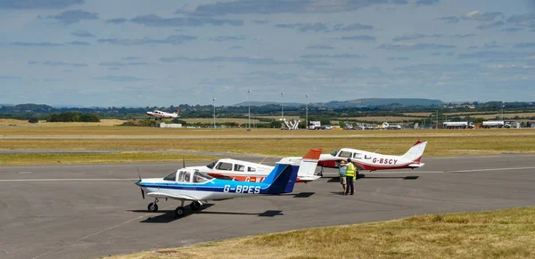 カーディフ ウェールズ空港 2018年7月 カーディフ ウェールズ空港に固定翼軽飛行機が並ぶ — ストック写真